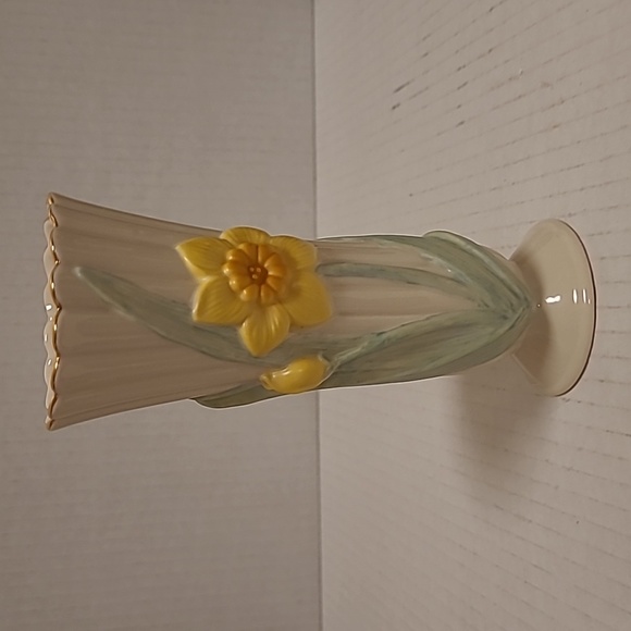Lenox Daffodils in Bloom Bud Vase with Gold Trim - Picture 8 of 16